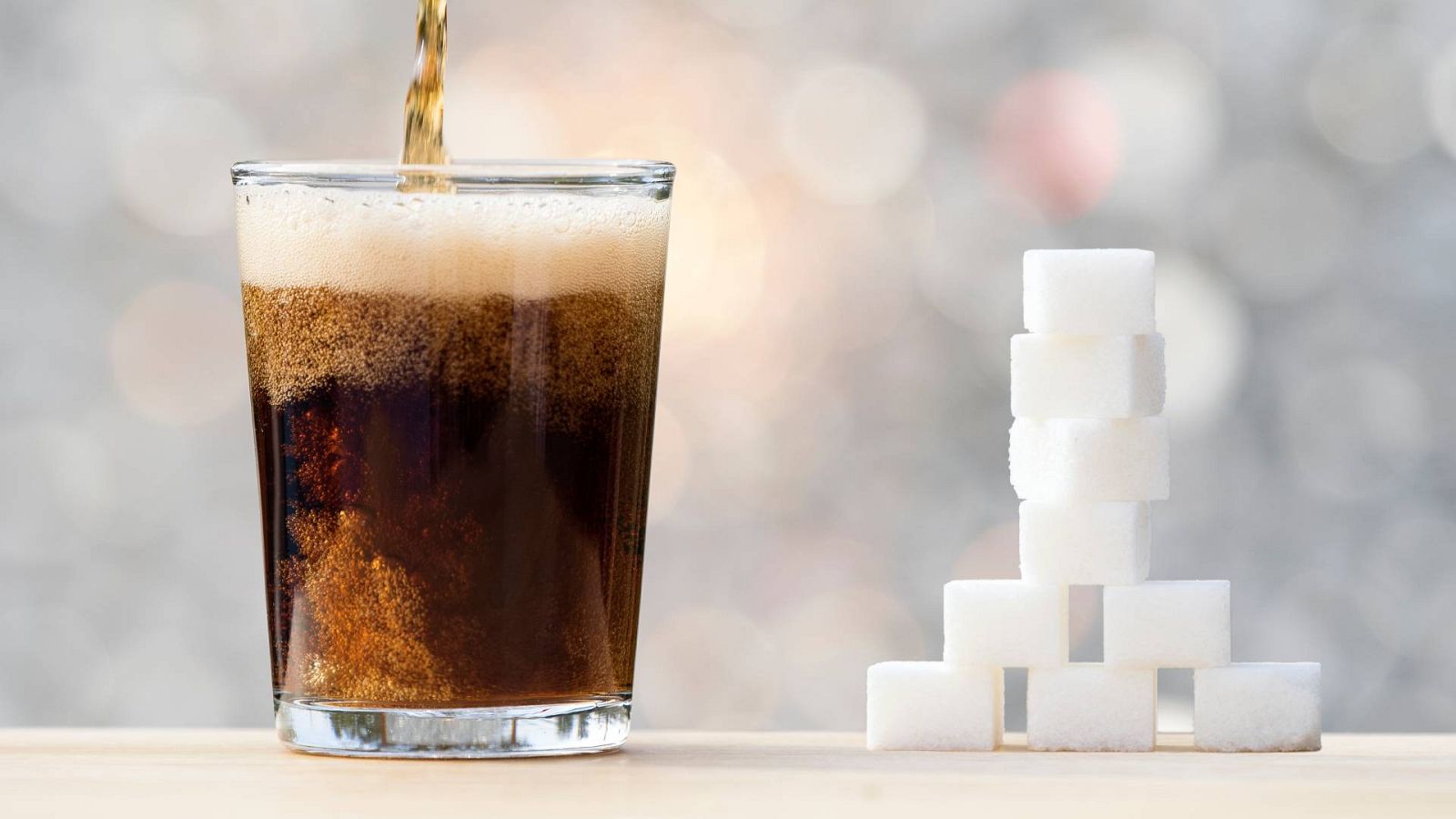 Las bebidas azucaradas están 100 veces más contaminadas con plastificantes que el agua