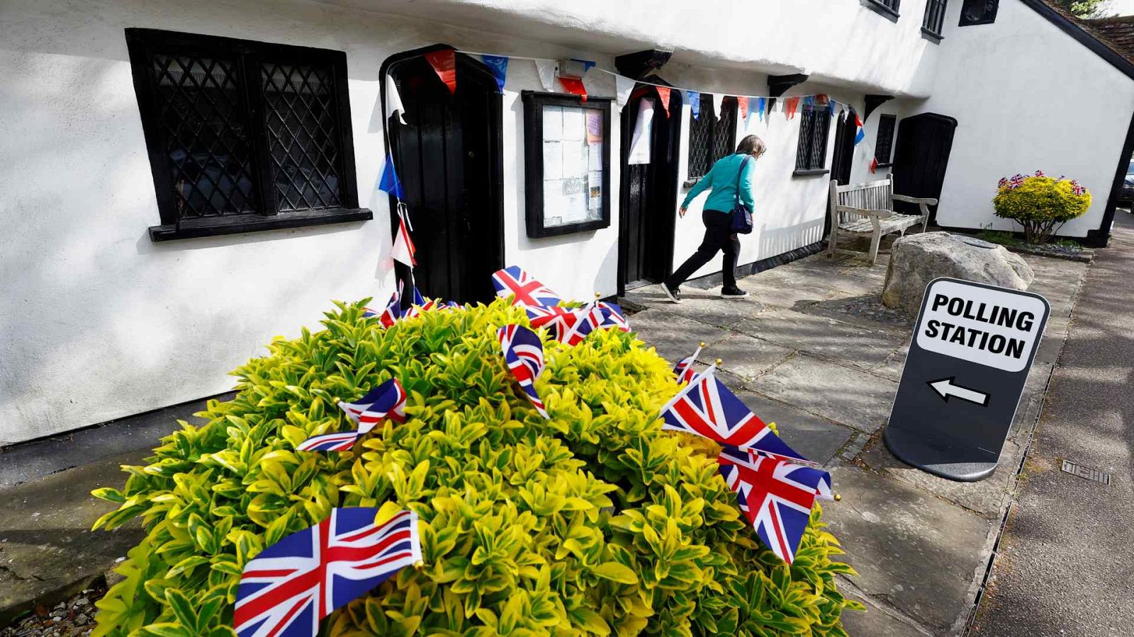Un colegio electoral para las elecciones locales en Royston, Gran Bretaña.