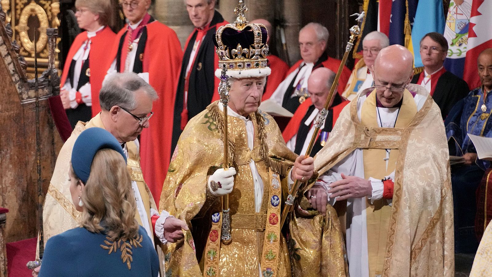 El rey Carlos con la corona de San Eduardo
