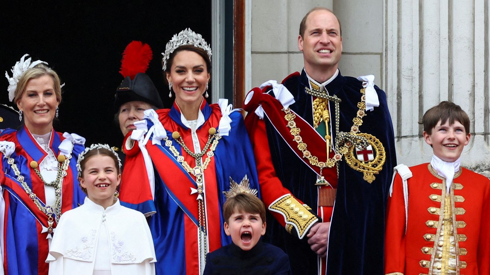 Los príncipes Guillermo y Catalina junto a sus hijos en el balcón del Palacio de Buckingham