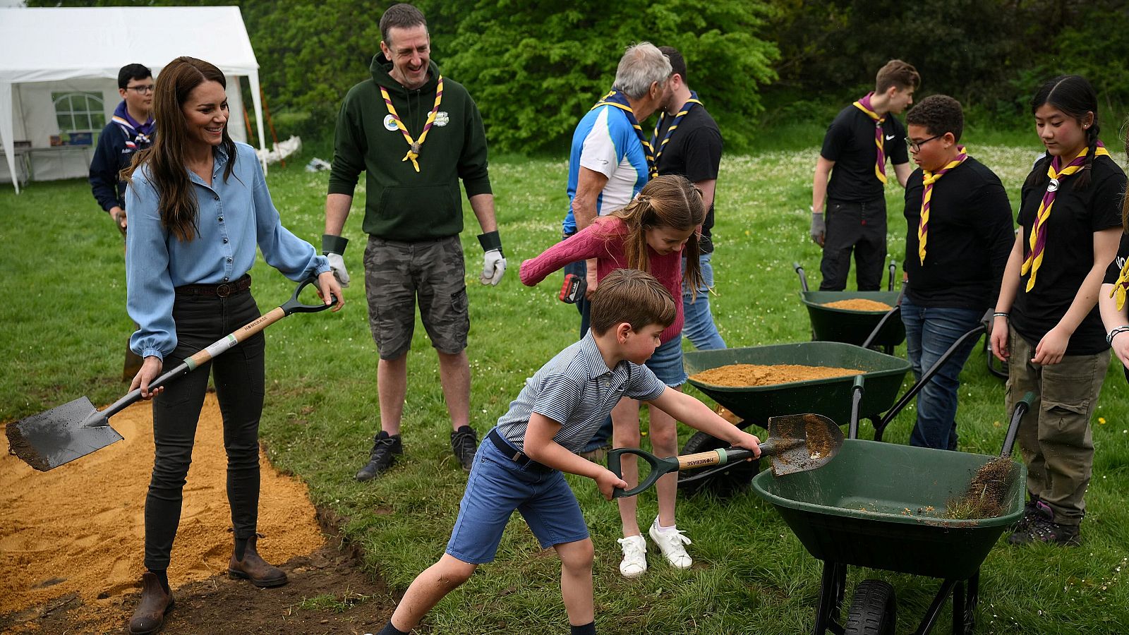 La Princesa de Gales, Catalina de Inglaterra, el Príncipe Luis y la Princesa Carlota ayudan a arreglar un camino durante la jornada de voluntariado