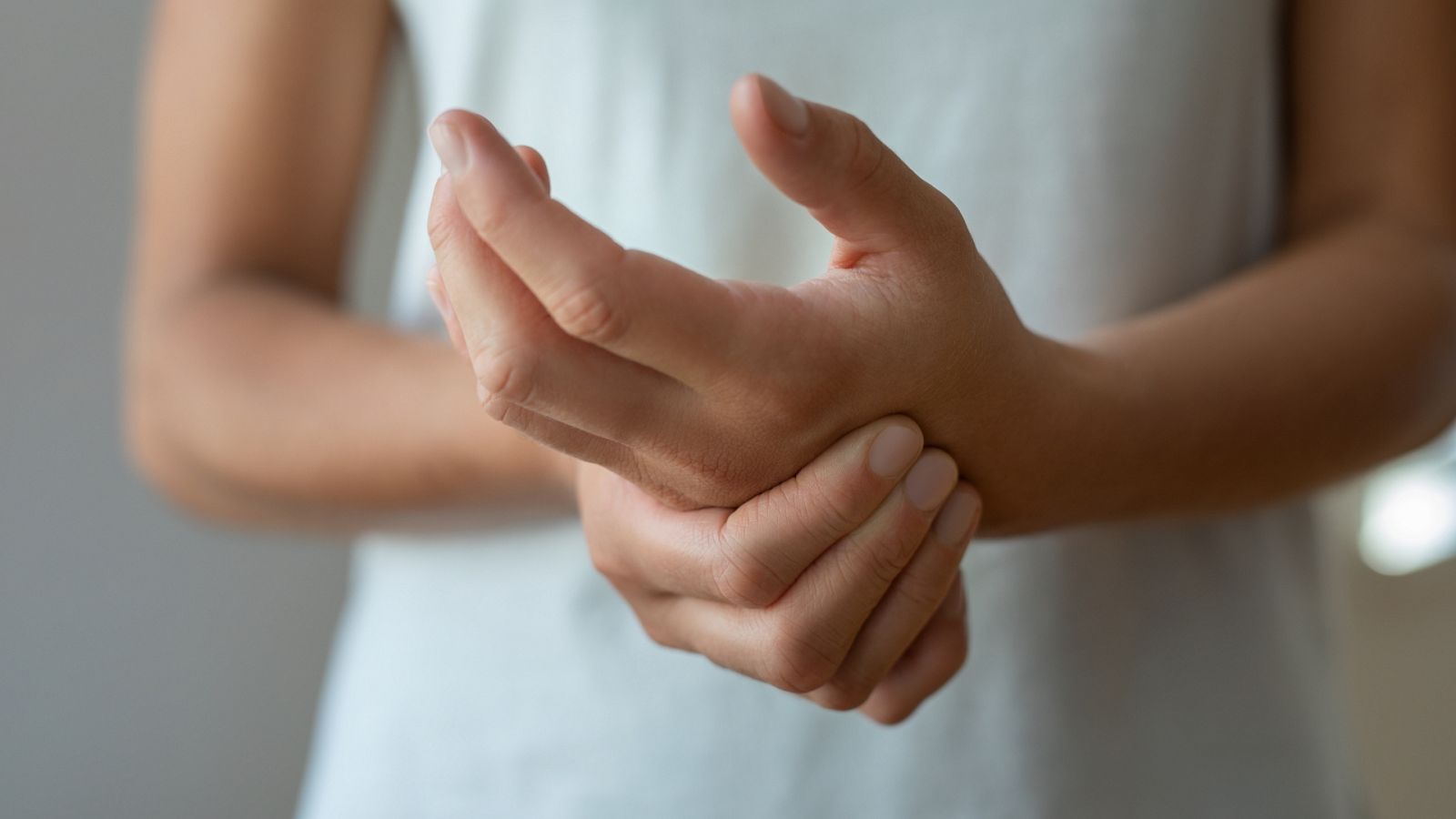 Una mujer sufre dolor a causa de la enfermedad