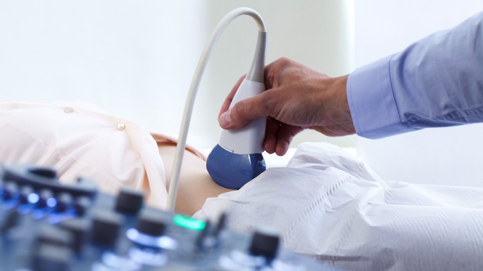 Un sanitario realiza una ecografía