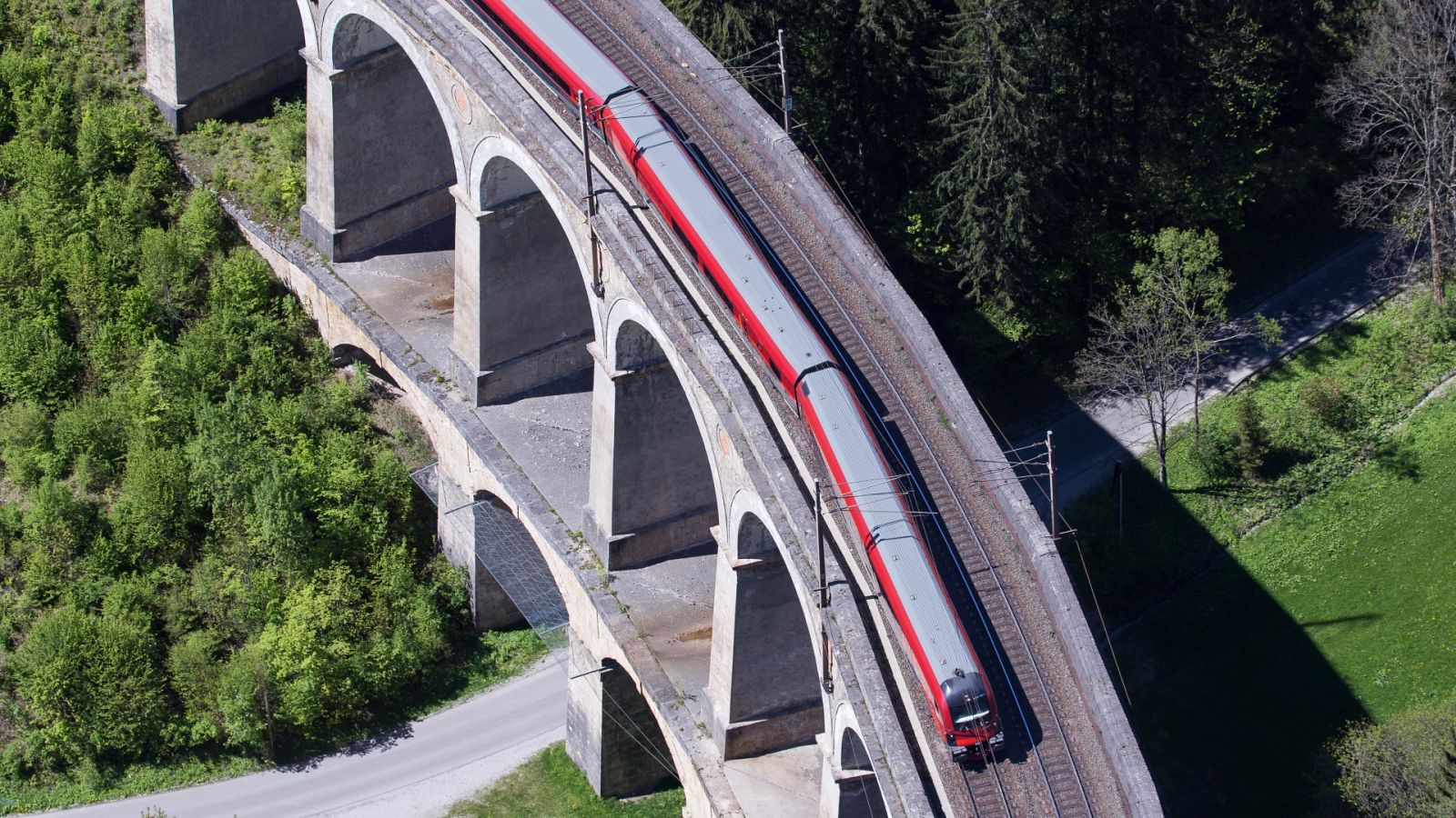 Un tren cruza el viaducto histórico de Semmering, en Austria