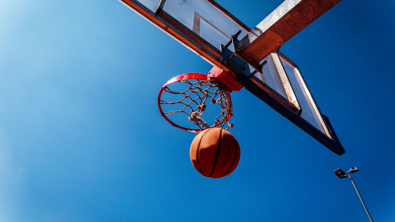 Una jugadora de un equipo que entrenó le acusa de haber abusado de ella cuando era menor