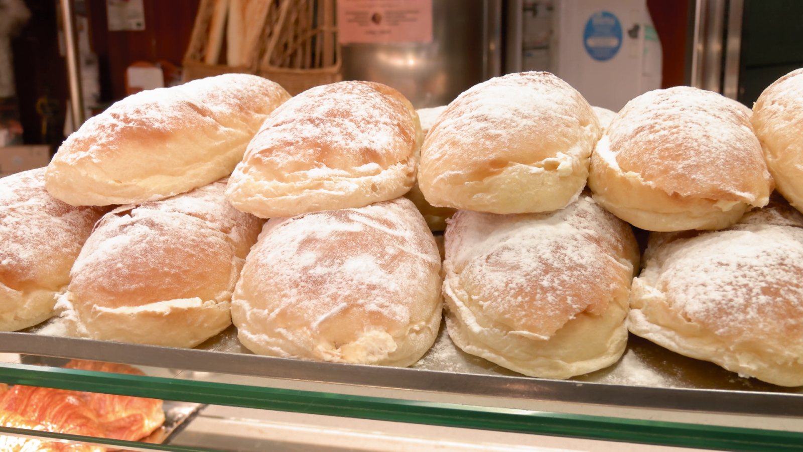 Así se hace el tradicional bollo de mantequilla de Bilbao