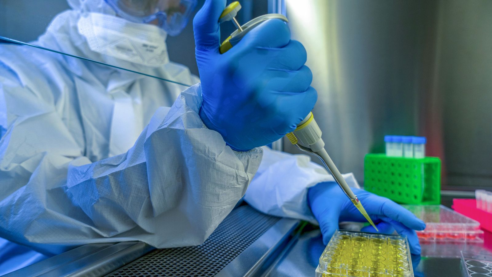 Un científico prepara vacunas en una imagen de archivo