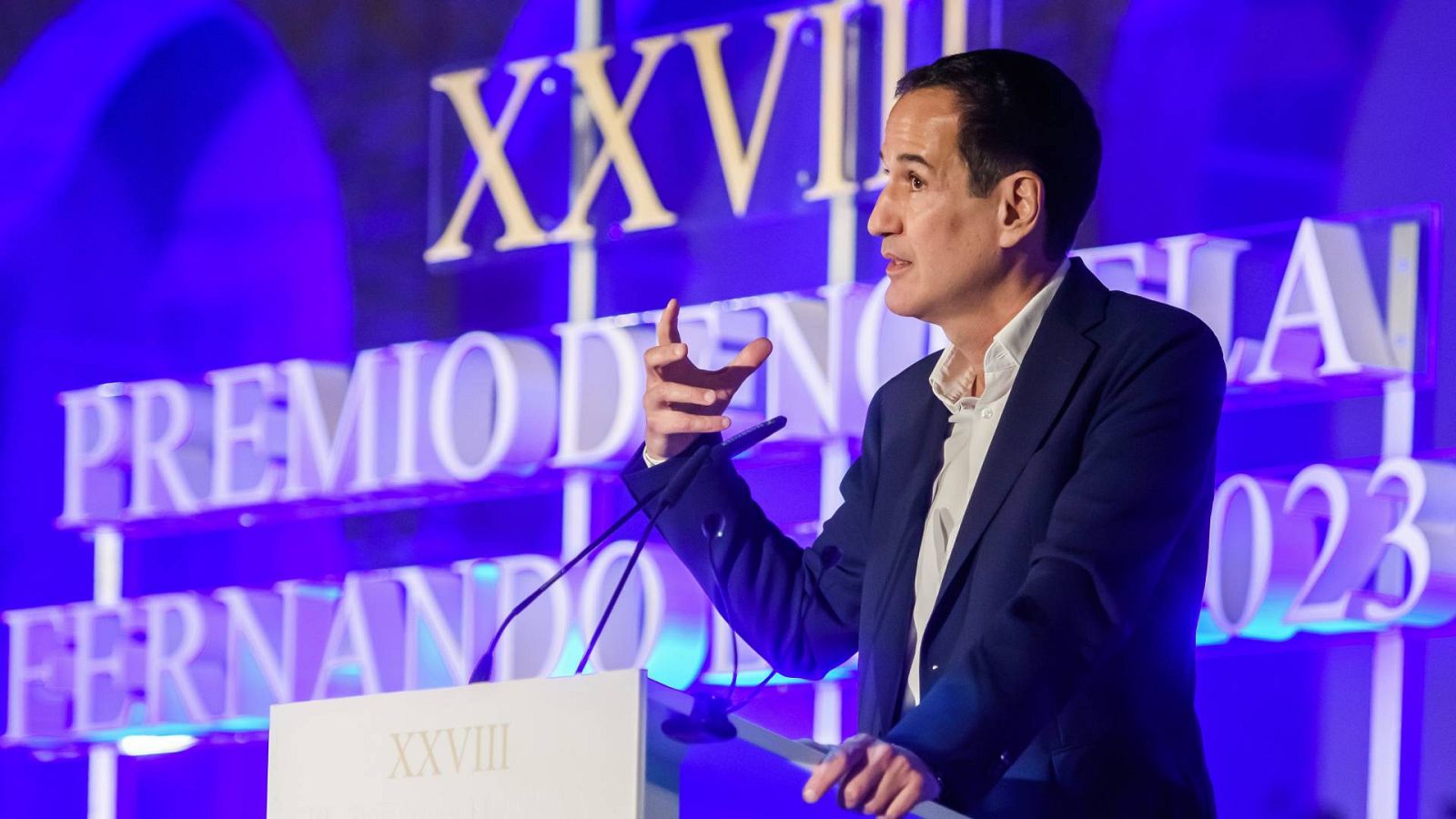 Roberto Santiago gana el Fernando Lara con 'La rebelión de los buenos', una novela sobre la industria farmaceútica