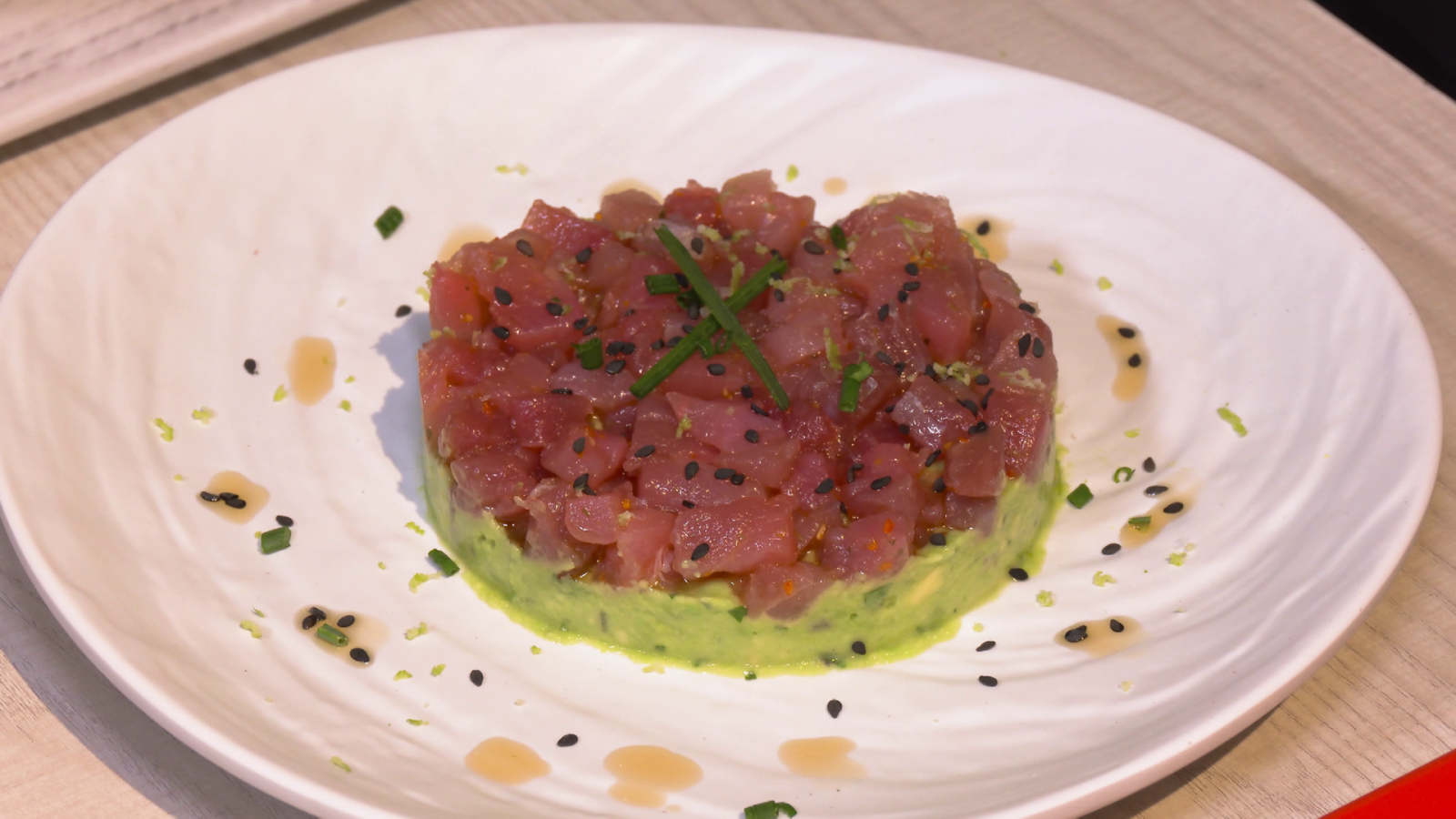¿Cómo hacer un tartar de atún con guacamole?