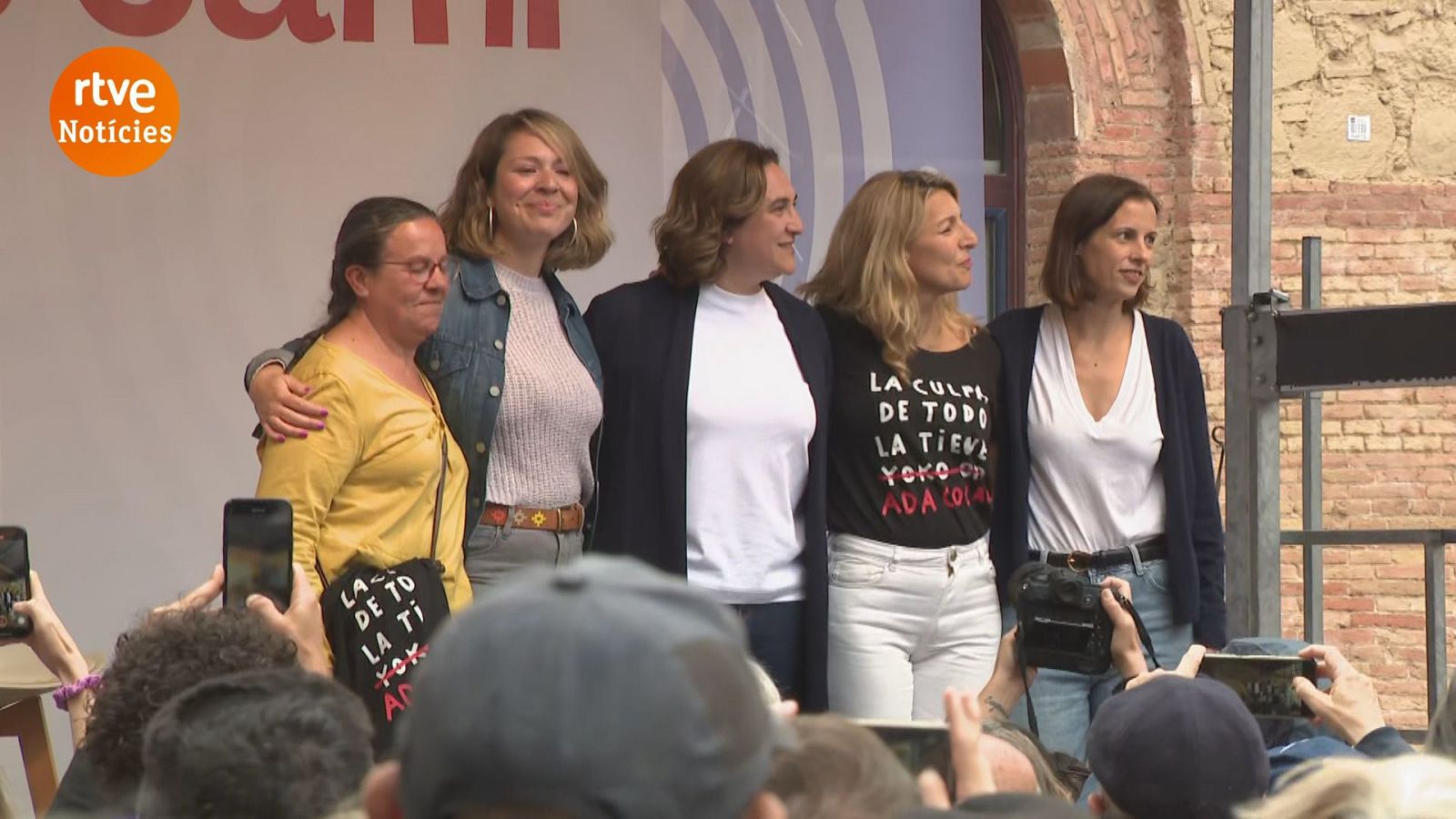 La vicepresidenta segona del Govern, Yolanda Díaz, acompanya l'alcaldable Ada Colau en un acte de campanya