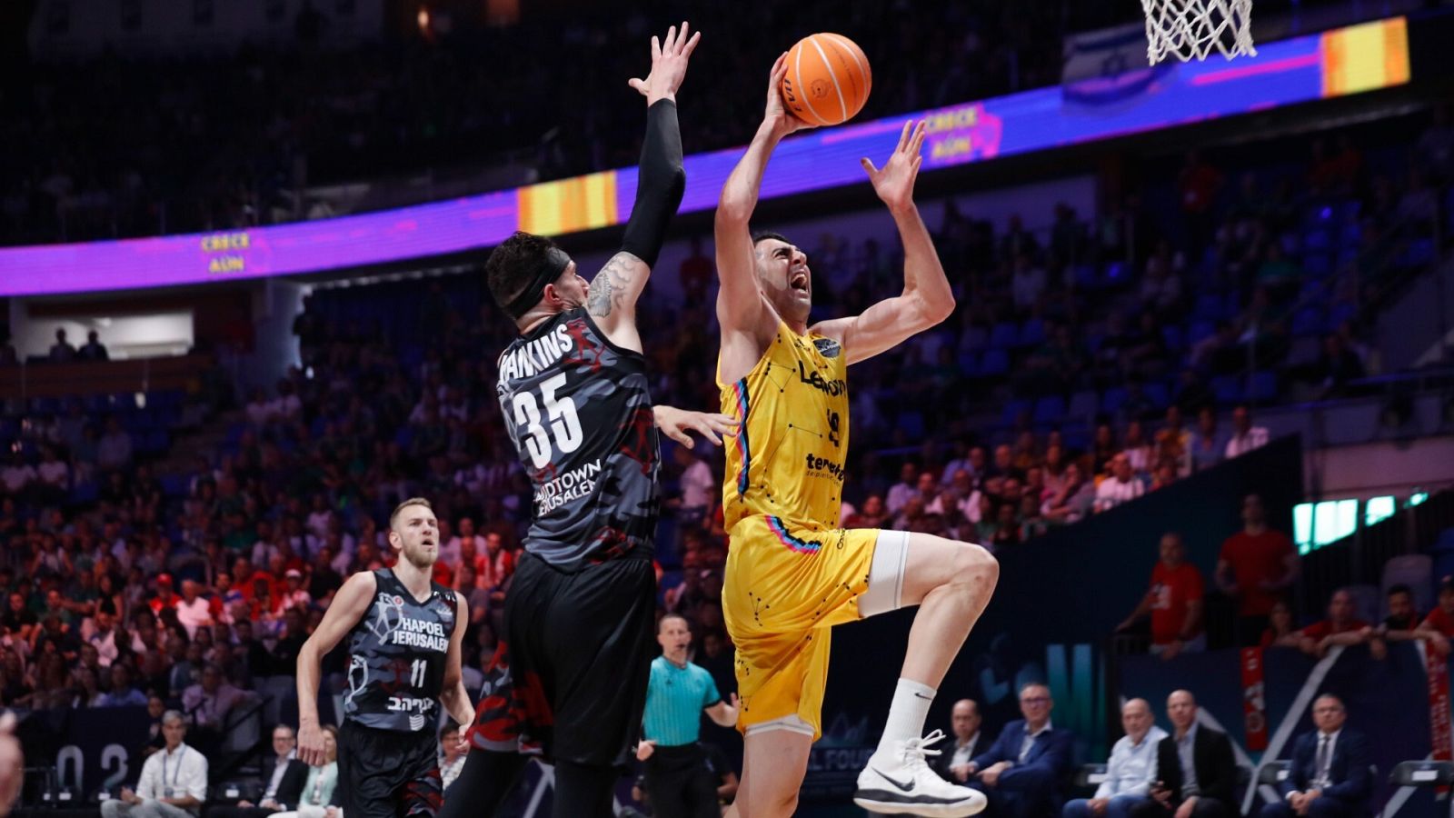 Shermadini no puede anotar ante la defensa de Hapoel Jerusalén