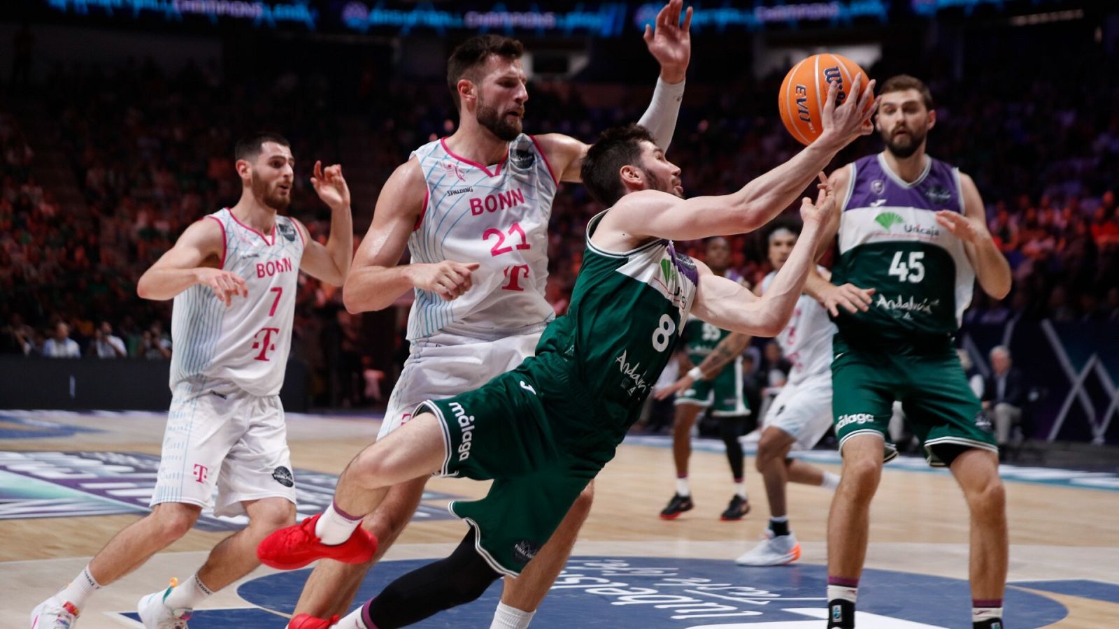 Brizuela intenta finalizar ante la férrea defensa de Bonn