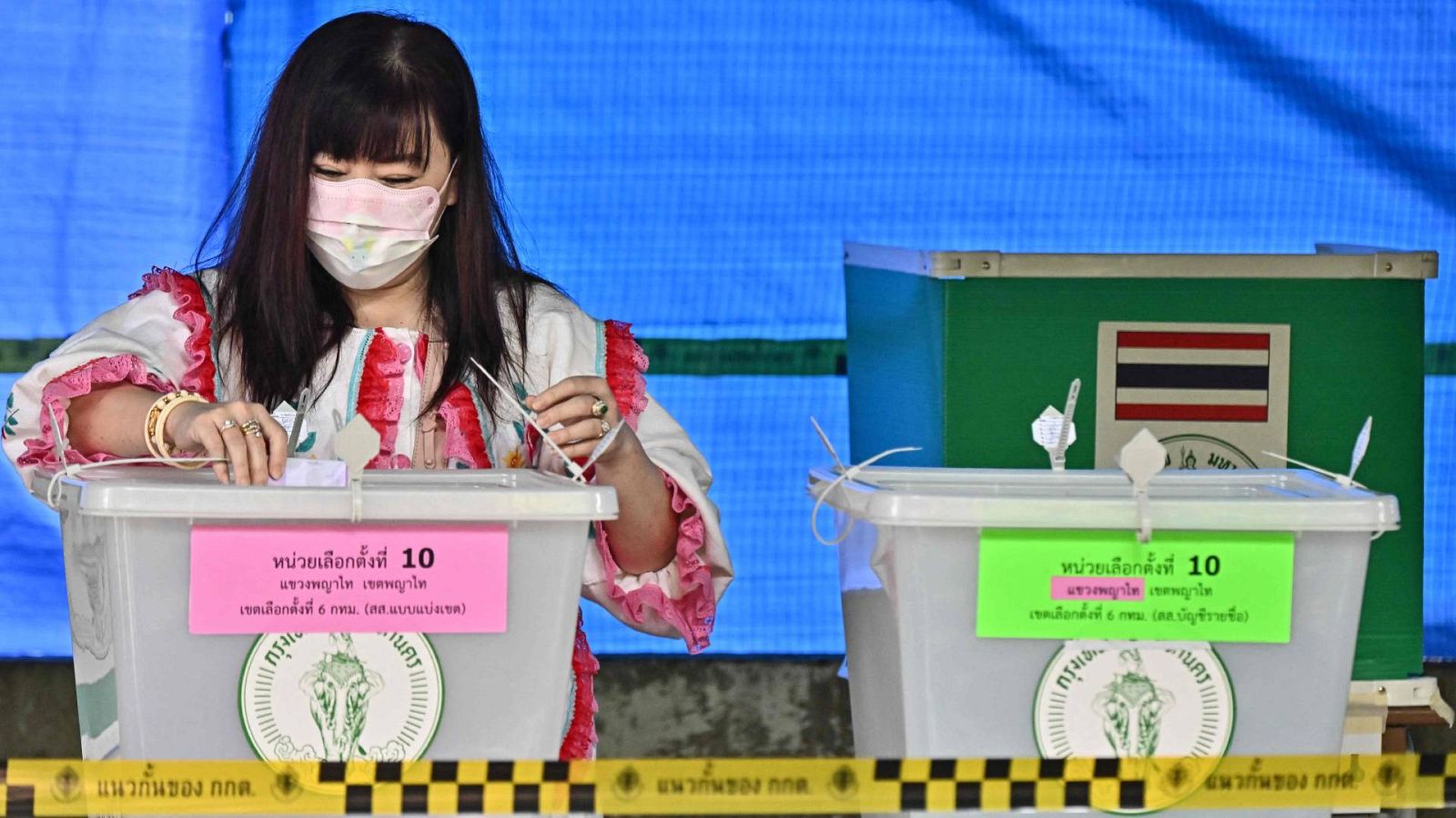Una mujer votando en un colegio electoral de Bangkok, Tailandia.