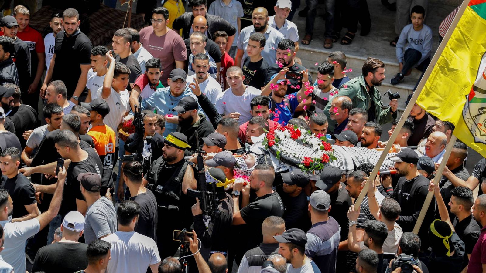 Varias personas transportan el cuerpo del palestino Saleh Sabra