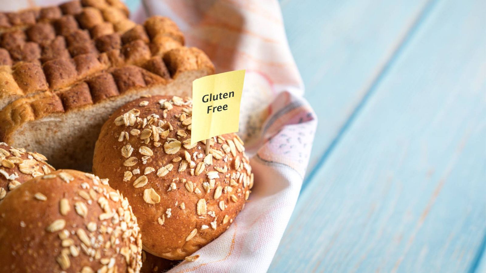 Una cesta de pan y bollos con etiqueta sin gluten