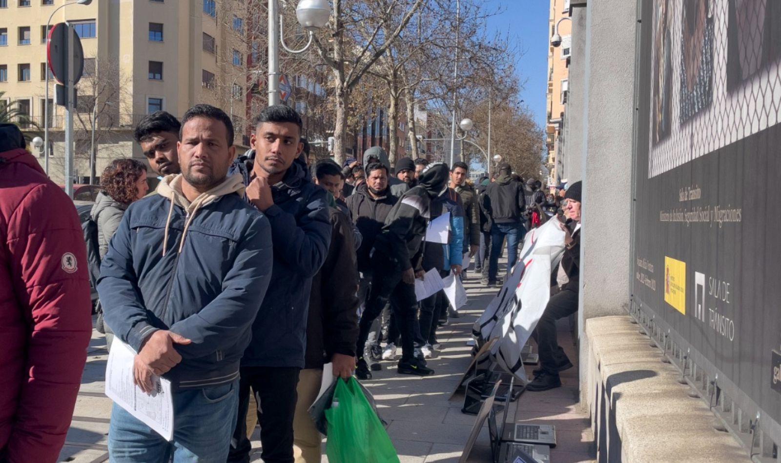 Fila de personas frente al Ministerio de Seguridad Social. Imagen de archivo.
