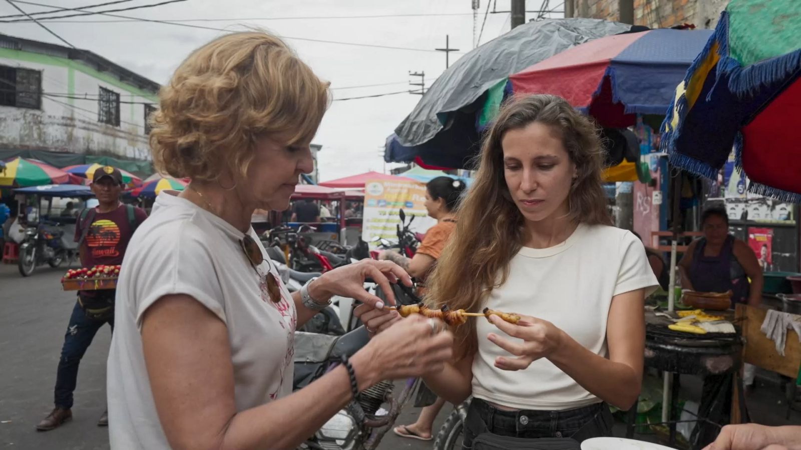 ¿Cómo es vivir en plena selva amazónica? La experiencia de 4 españoles en Perú