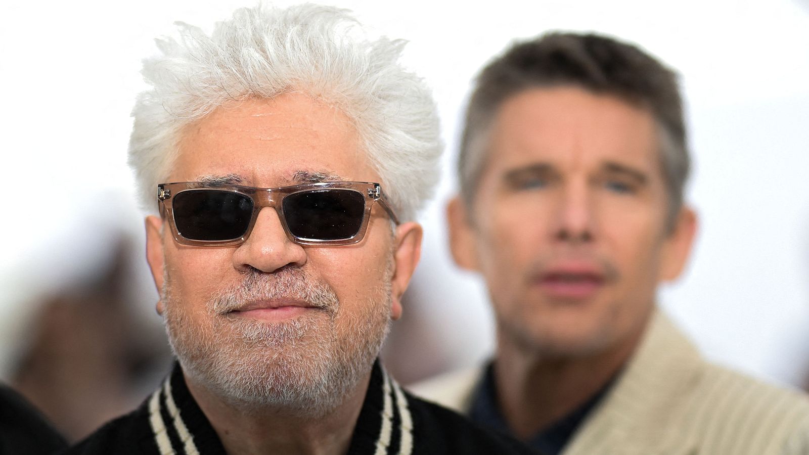 Pedro Almodóvar y Ethan Hawke en la presentación de 'Extraña forma de vida' en Cannes.