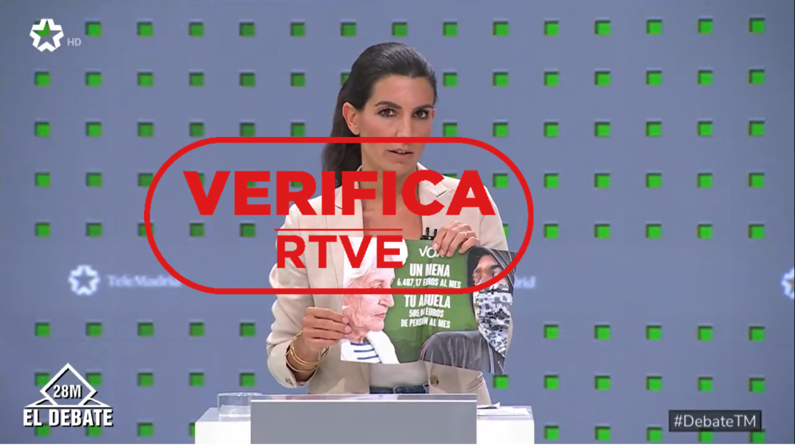 Rocío Monasterio muestra un cartel durante el debate electoral del 16 de mayo
