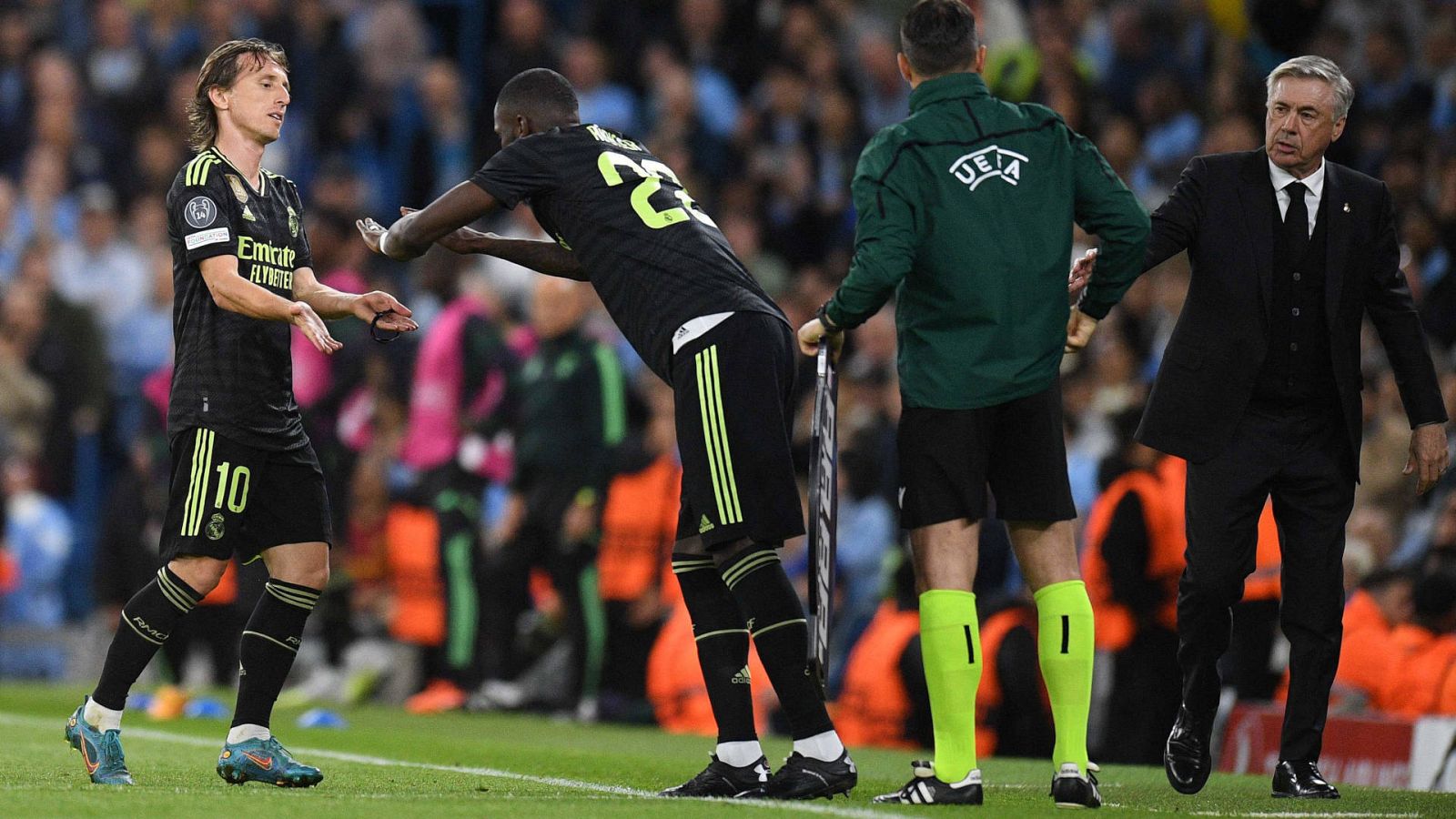 Rüdiger entra en lugar de Modric