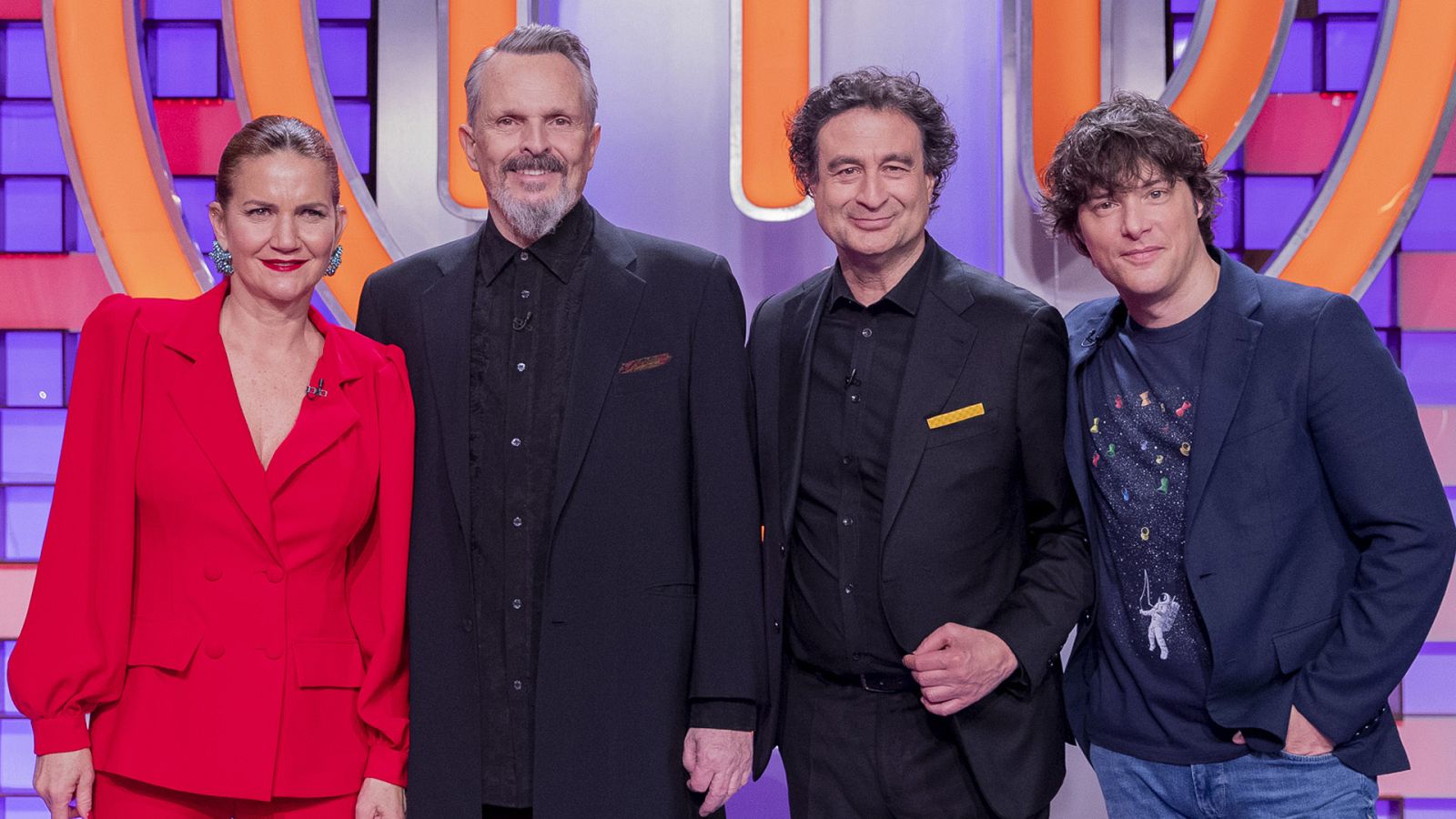 Miguel Bosé, con los jueces, en el plató
