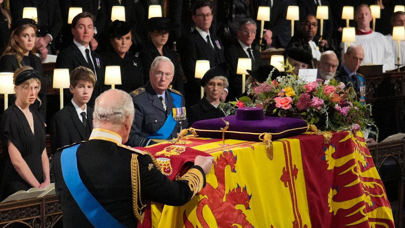 Carlos III coloca la bandera de la Compañía de la Reina de la Guardia de Granaderos sobre el féretro de Isabel II