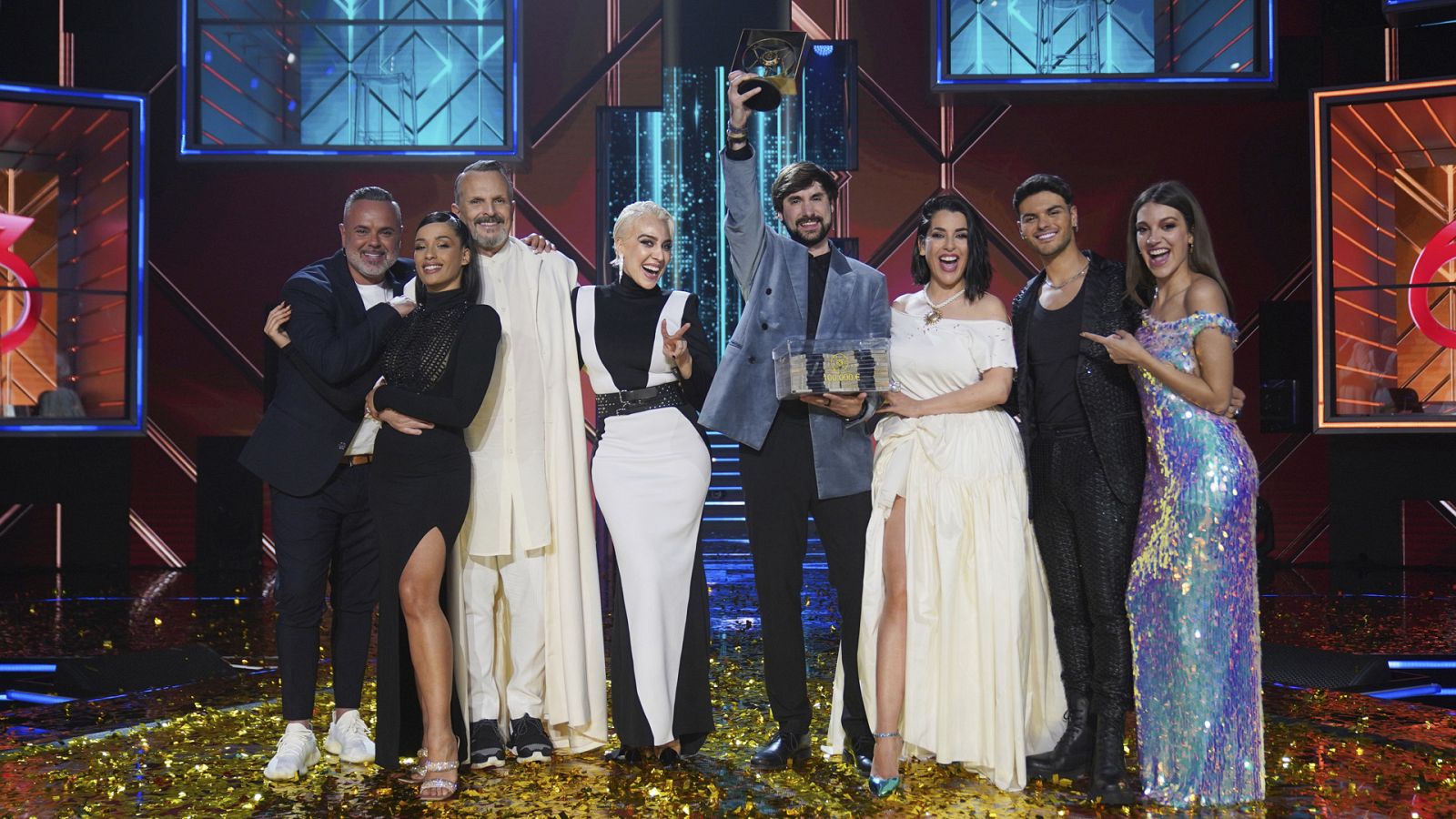 Jesús Martí alza el trofeo de ganador de 'Cover Night'