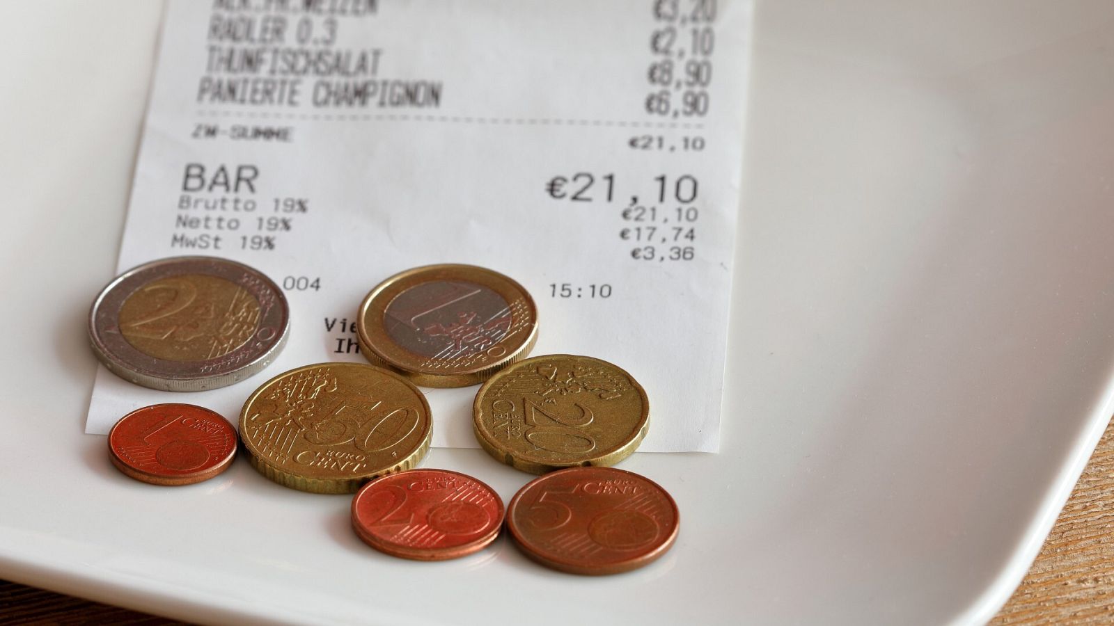 Comprar el pan o dar propina: acciones que se complican si solo llevas tarjeta