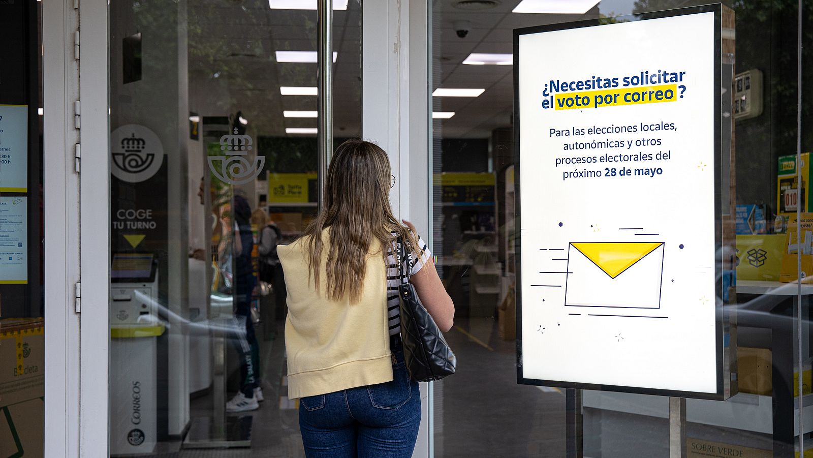 Oficina de correos de Logroño con un cartel de las elecciones autonómicas y municipales del 28M