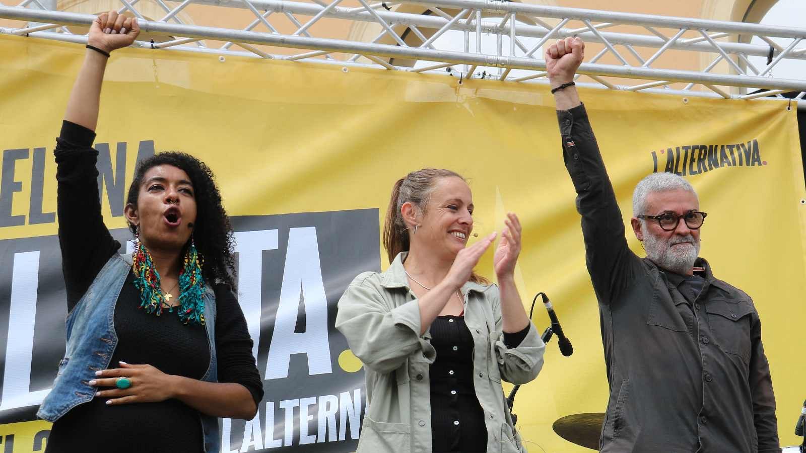 L'alcaldable Basha Changue, la diputada Mireia Vehí i el diputat Carles Riera (CUP)