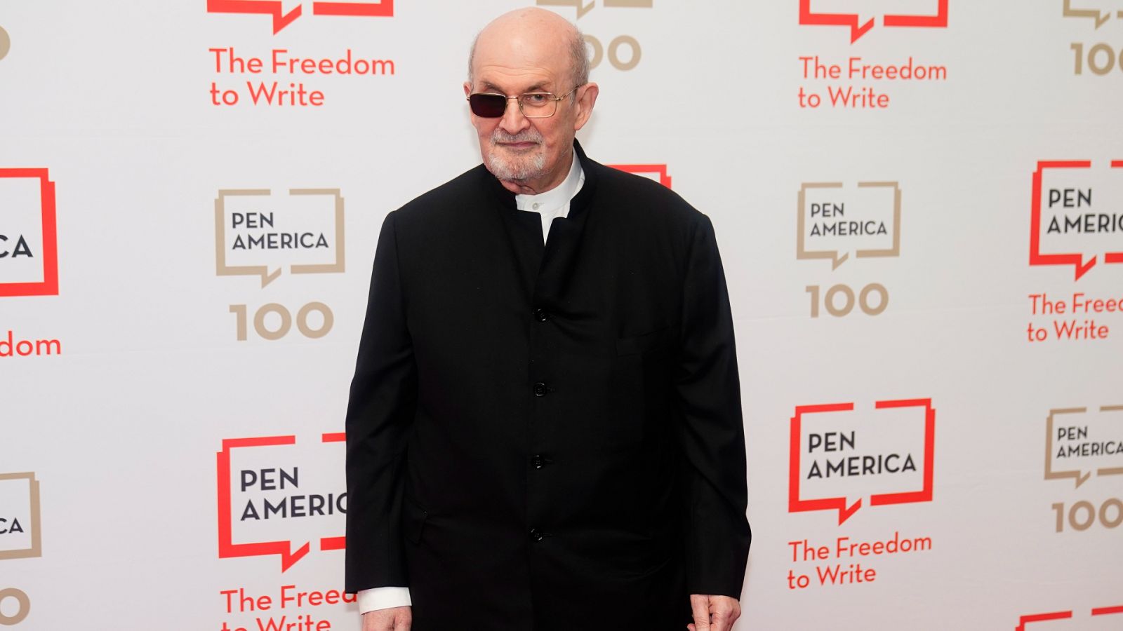 Salman Rushdie es ovacionado al reaparecer en la Gala del club PEN tras el ataque sufrido