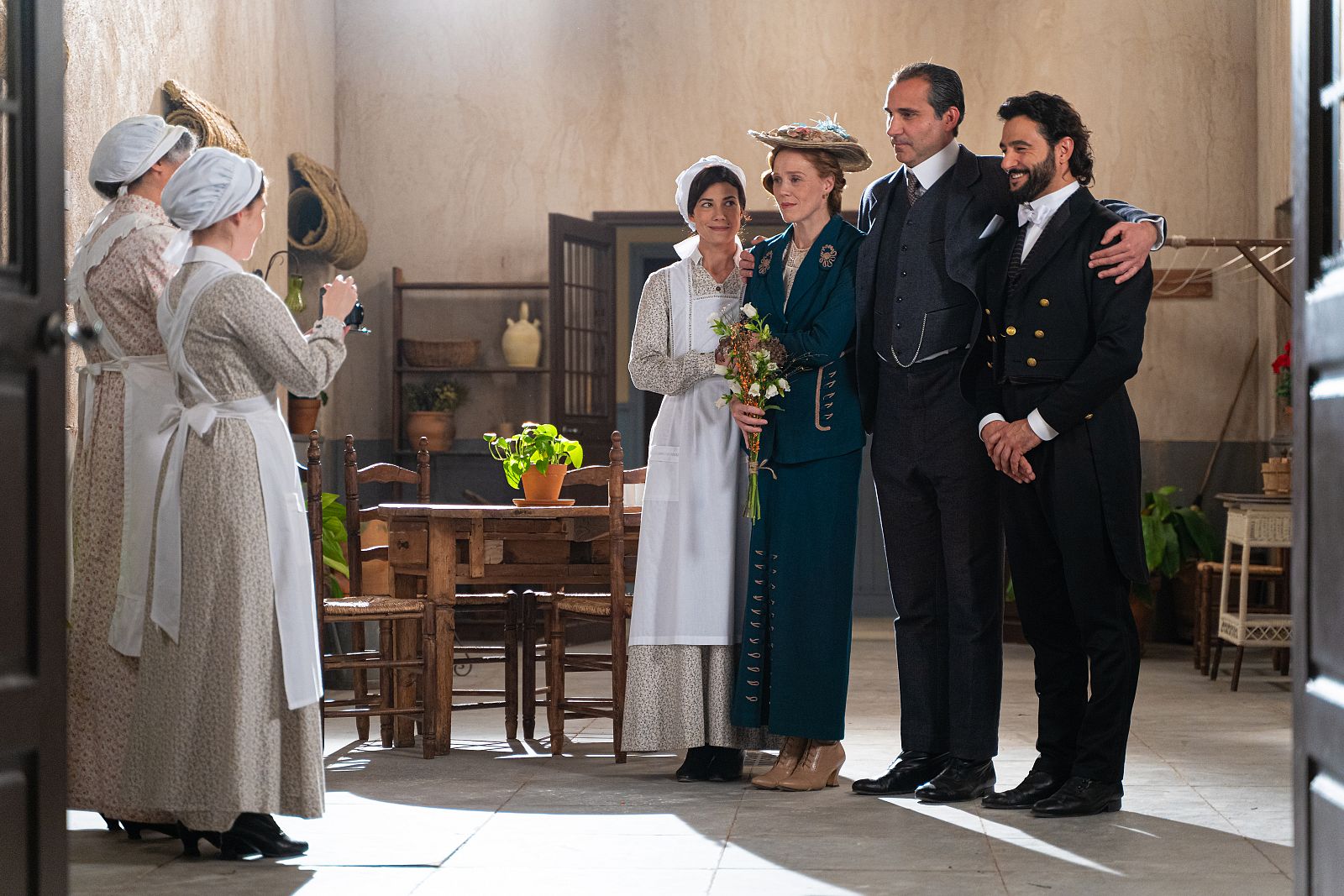 La Promesa: Pía y Gregorio posan para la foto de boda