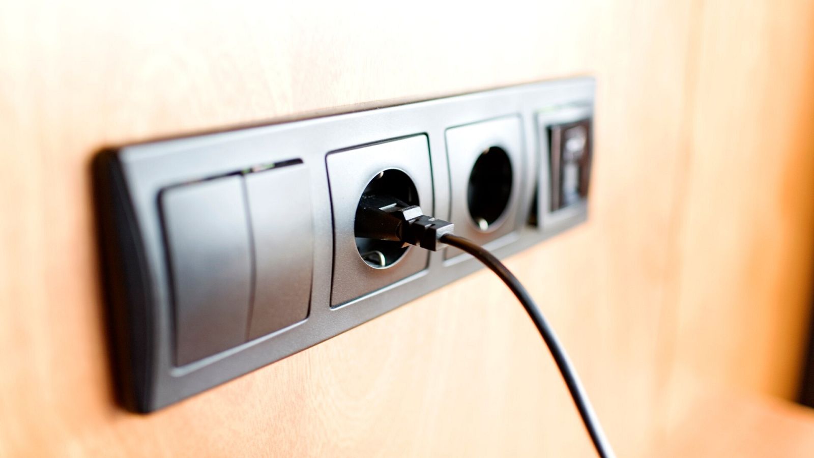 Un cable conectado a un enchufe