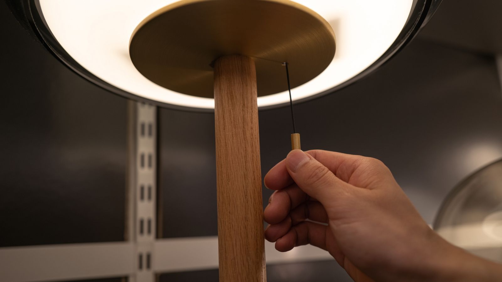 Una persona apaga una lámpara