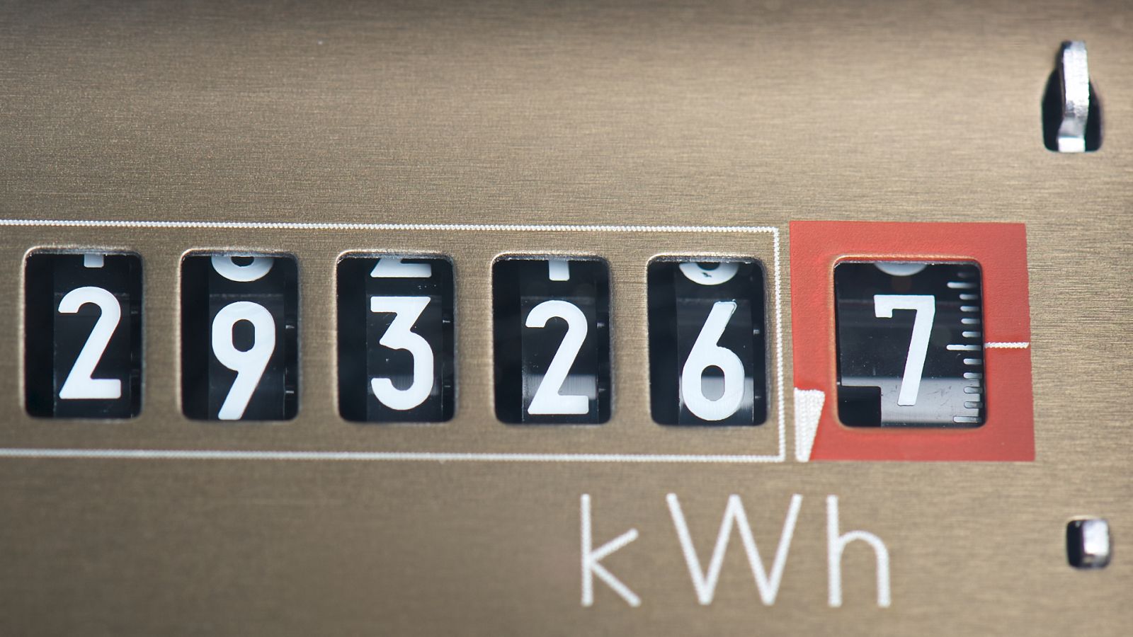 La luz supera la barrera de los 100 euros por megavatio y hora