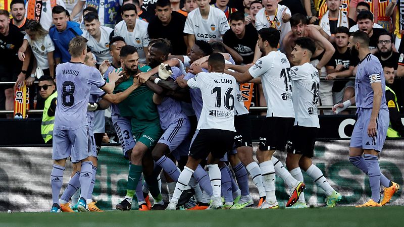 El Valencia expulsará "de por vida" a los aficionados que profirieron insultos racistas a Vinicius