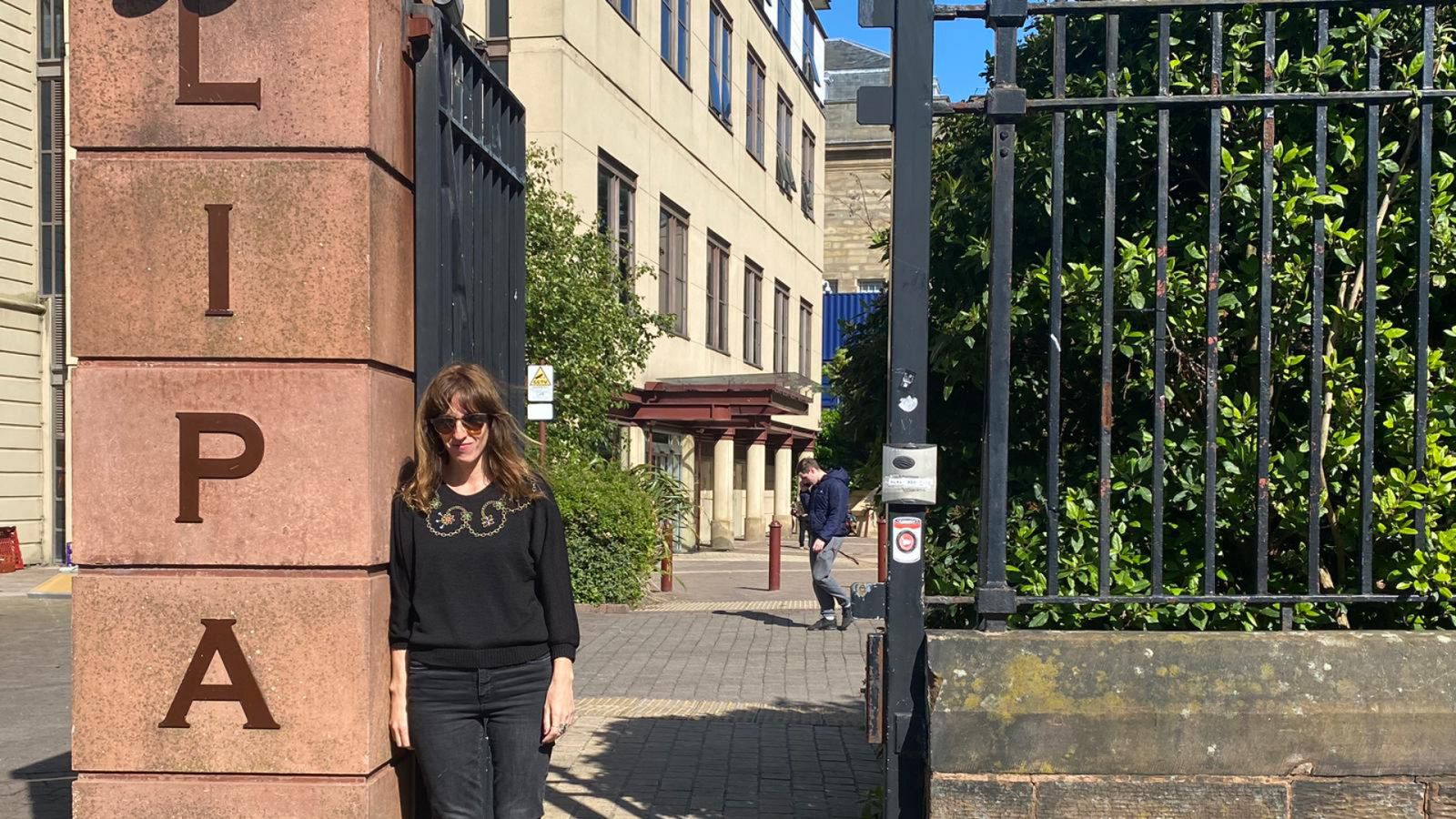 Miren Iza, Tulsa, a las puertas de la escuela LIPA en Liverpool