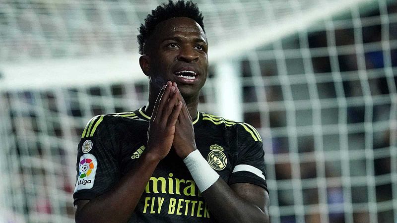 La Policía detiene a cuatro personas por el muñeco contra Vinicius colgado en un puente madrileño