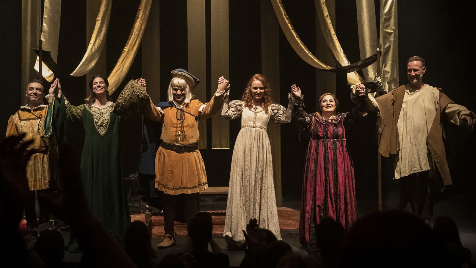 Ovación final para el equipo de 'A este paso no estrenamos'