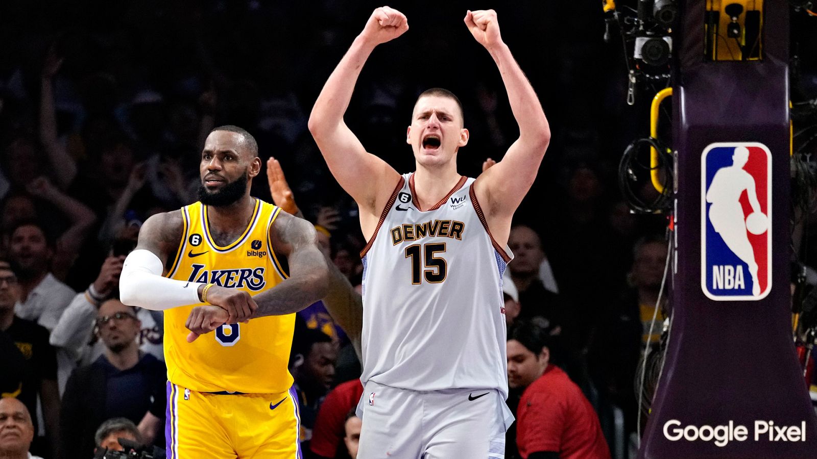 Nikola Jokic celebra tras la victoria contra Los Angeles Lakers de Lebron James.