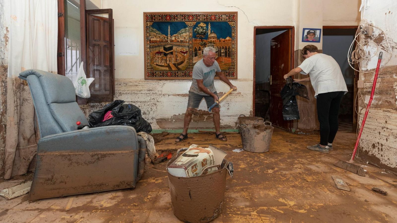 Vecinos de la pedanía murciana de Javalí Viejo, limpian el lodo de su vivienda tras las intensas lluvias en septiembre de 2022