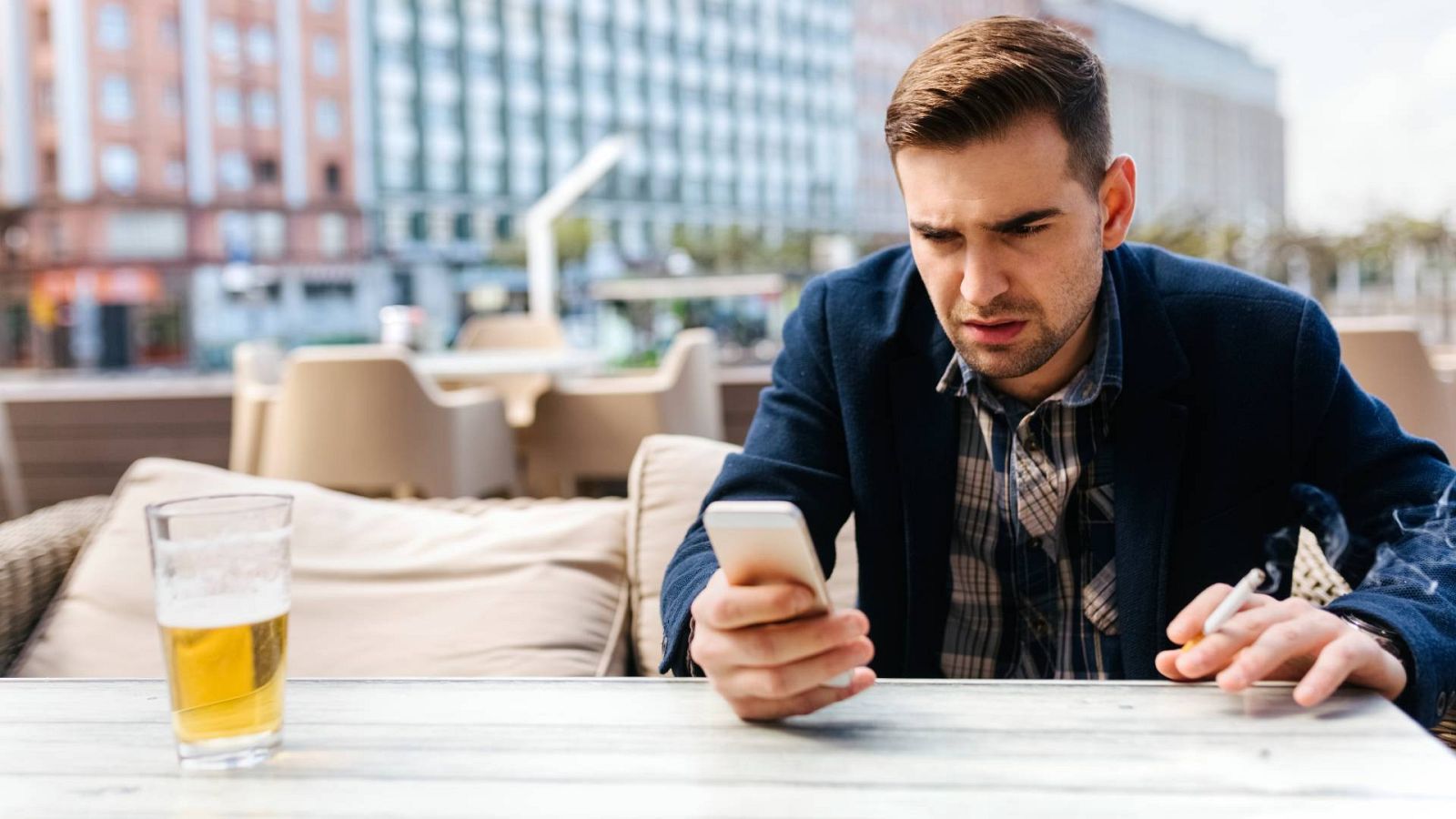 Un joven fumando en una terraza, en una imagen de archivo