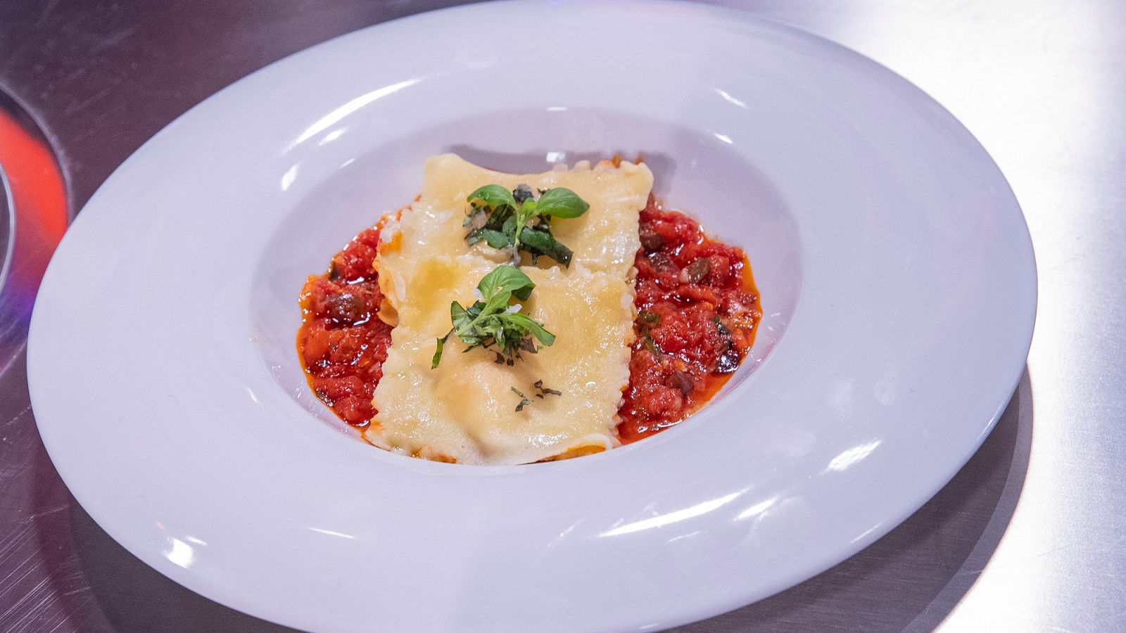 Receta de ravioli de carne con salsa putanesca