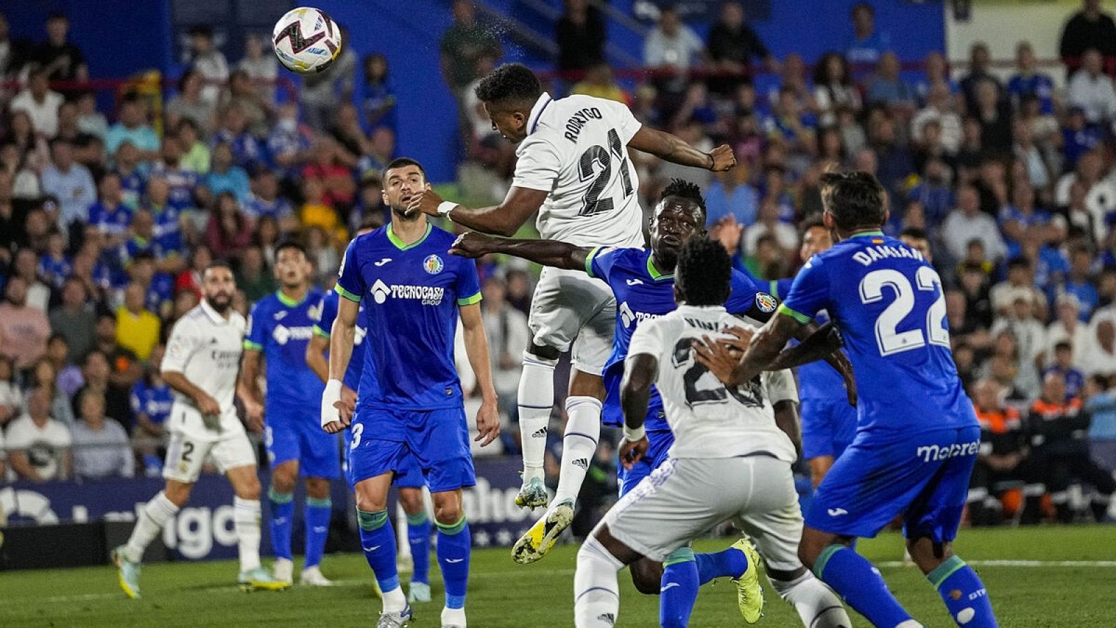Real Madrid-Getafe, en directo: Rodrigo disputa un balón aéreo en el partido de ida jugado en el Coliseo Alfonso Pérez