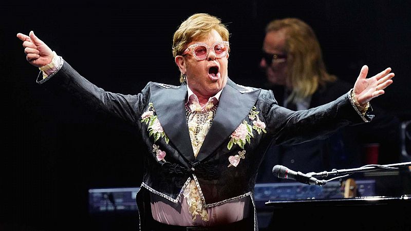 Elton John emociona a su pblico con una despedida gloriosa en Barcelona
