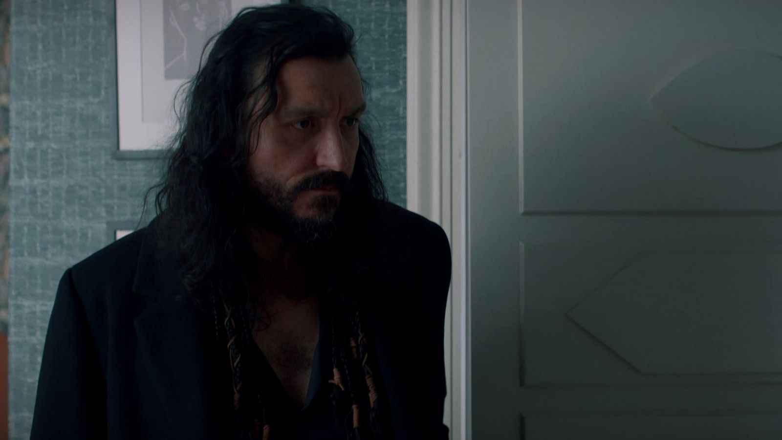 '4 estrellas': David Pareja da vida a un misterioso huésped del hotel Lasierra