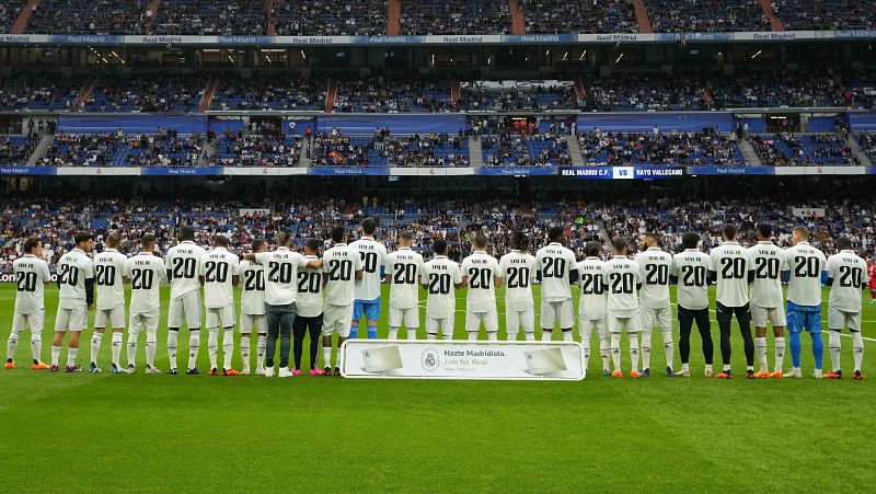 La plantilla del Real Madrid y el Bernabéu muestran su apoyo a Vinicius en el duelo ante el Rayo