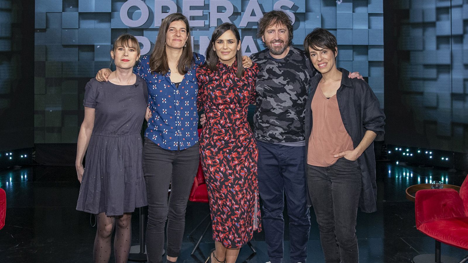 Los invitados al coloquio posan con Elena S Sánchez