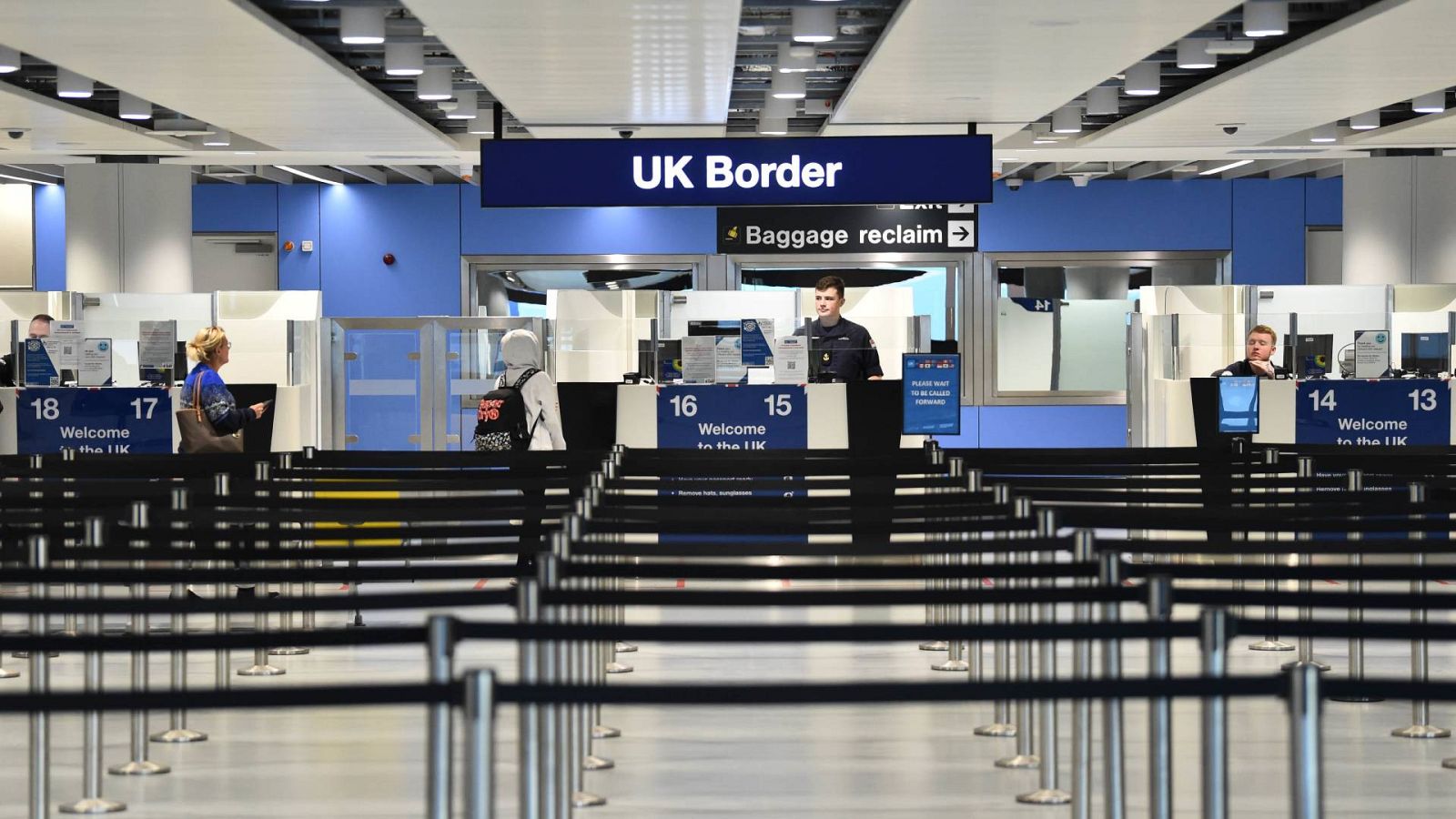 Un miembro de las fuerzas armadas en el control de pasaportes en el aeropuerto de Manchester