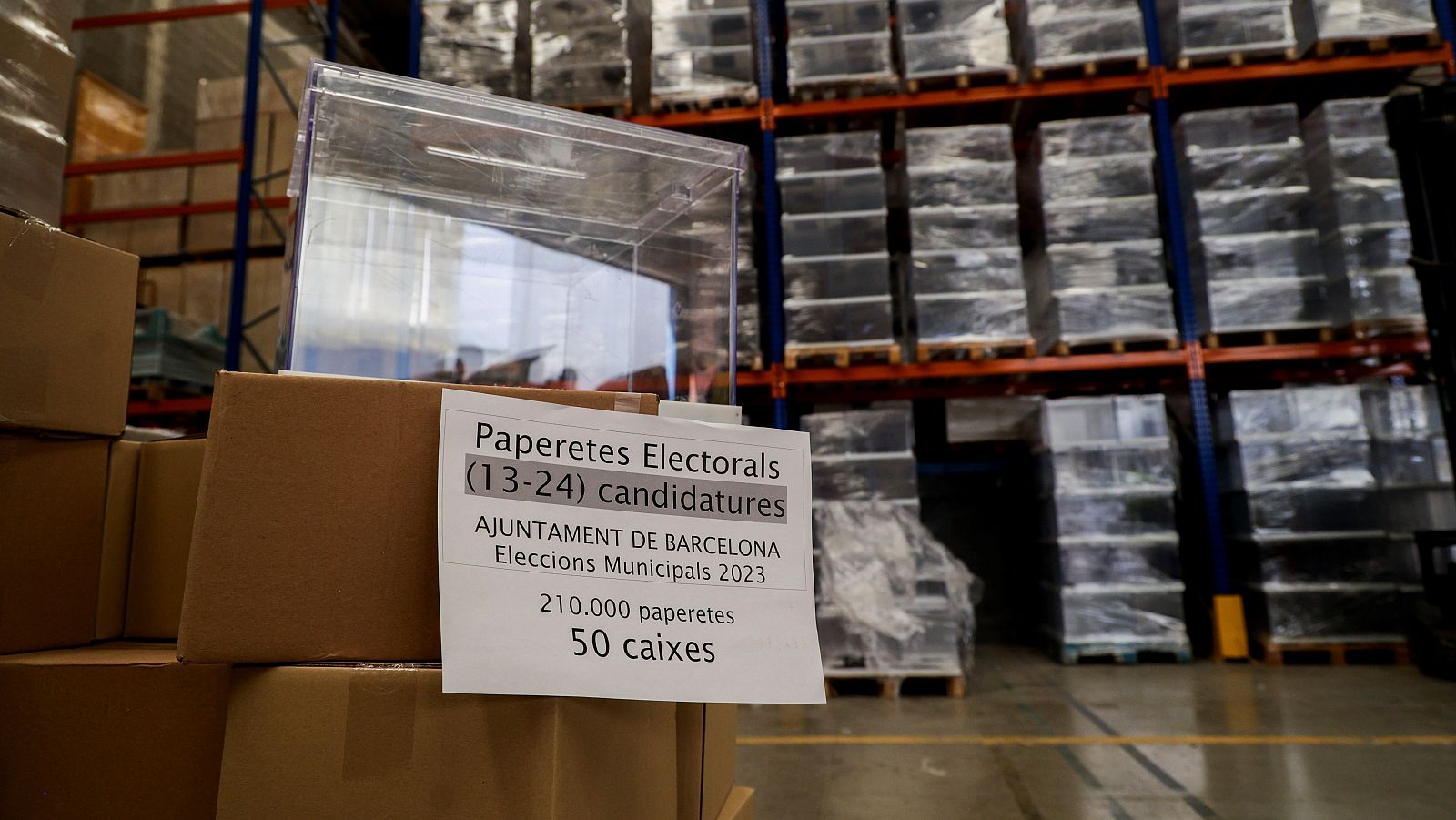 Urnes i material del dispositiu electoral que es guarda en un magatzem de l'Ajuntament de Barcelona